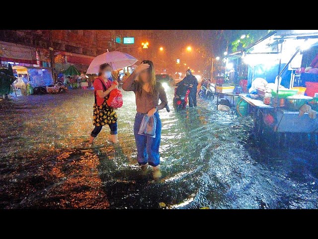 [4K] Walking in Extreme Heavy Rain and Thunder Storm in Bangkok, Thailand