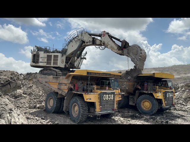 Mining Liebherr Excavator  Loading Double side on Komatsu Truck ~ Miningmovies