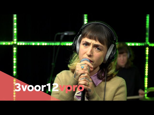 Sophie Straat - 'Mooier Als Je Lacht' & 'Vrijheid, Gelijkheid, Zusterschap' live @3FM