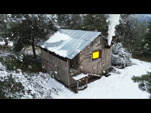 Staying in an abandoned wooden cabin for 36 hours on a snowy day