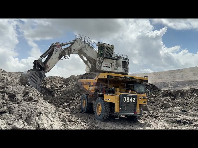 Liebherr R9350 Excavator Loading Dumper Komatsu With Two passes ~ Miningmovies