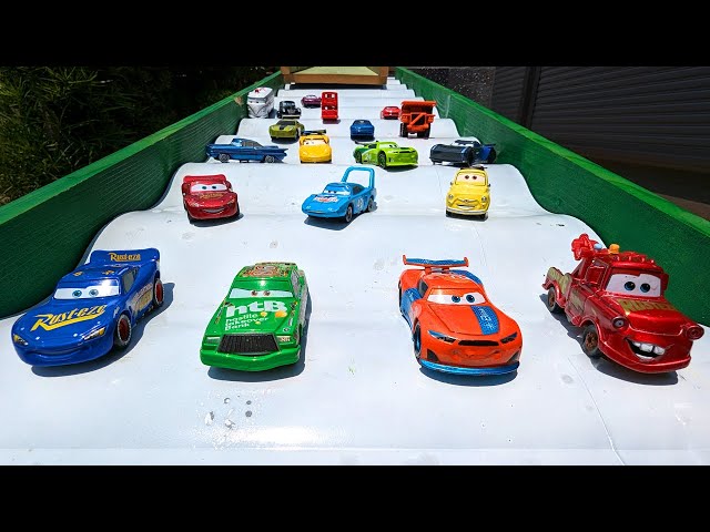30 kinds of Tomica. Disney Cars & Working Cars. Jump from the twisty slide into the pool!