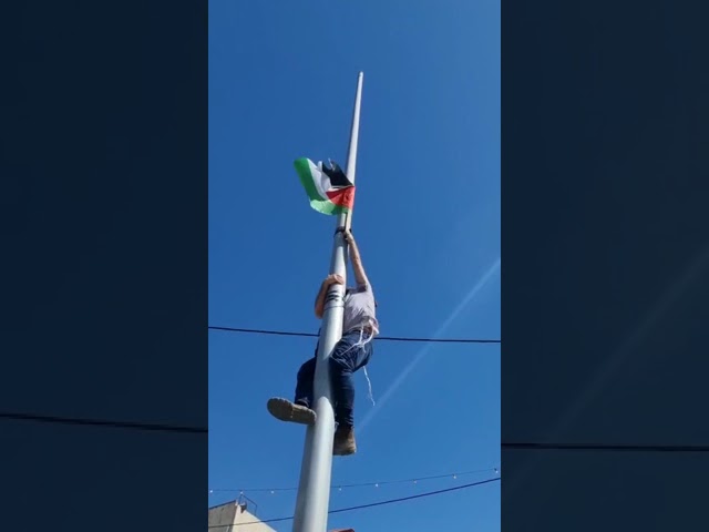 תיעוד: יהודי תולש דגל אש"ף בלב כפר חווארה לעיני תושבי המקום