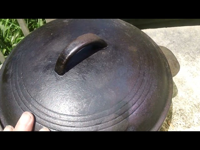 Renfrow Ware Dutch Oven with Bee-hive lid
