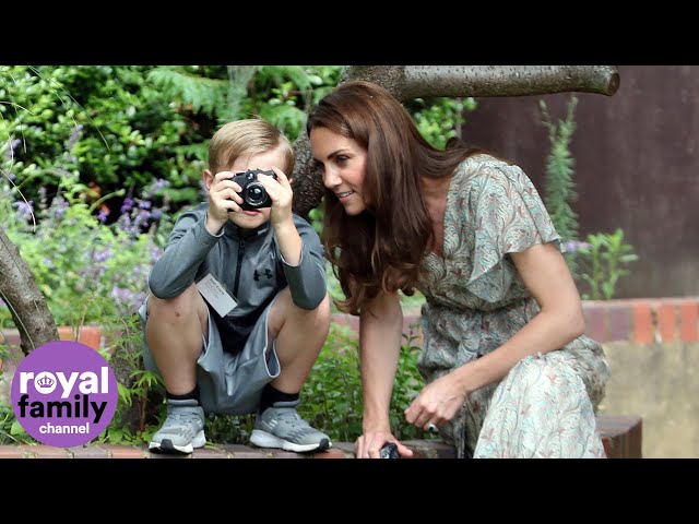 Duchess of Cambridge admires childrens' photos
