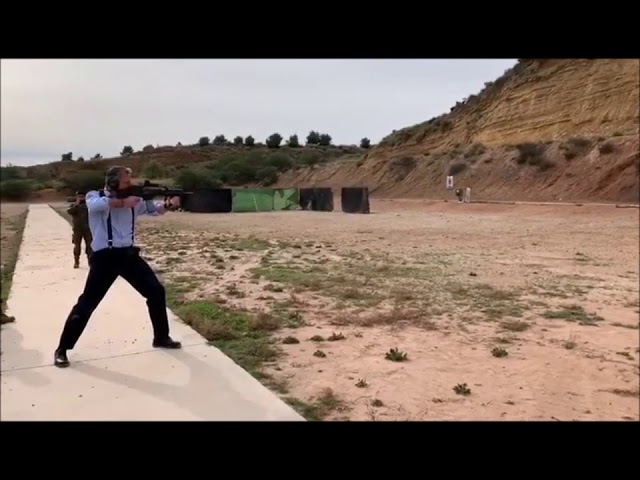 Javier Ortega Smith disparando un G36