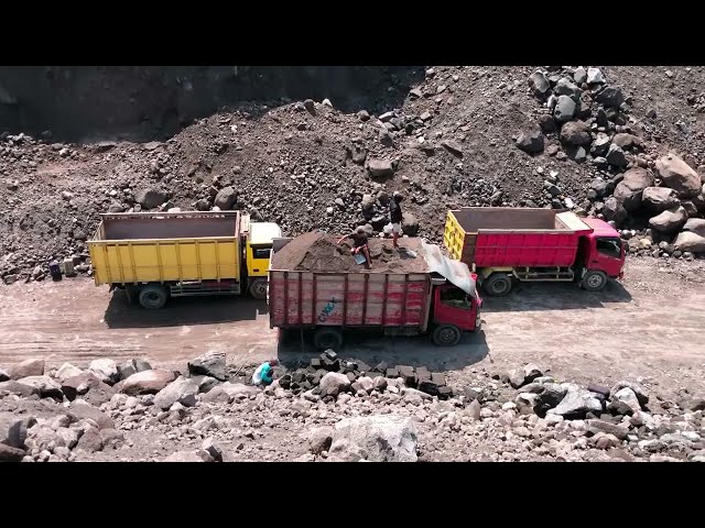 Extreme Sand Mining Under High Cliffs using an Excavator, Daily Mining Movie