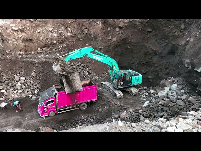 Powerful Excavator: Dangerous Work of Hydraulic Excavator cutting through high cliff - Daily Mining