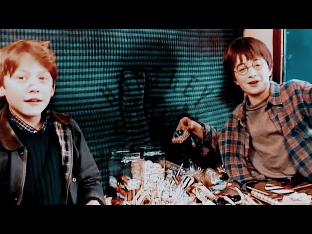 A very young Rupert Grint and Daniel Radcliffe on Harry Potter set. (2000)