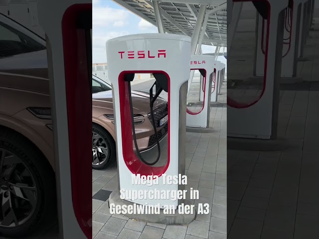 Mega-Tesla-Supercharger Geiselwind an der A3 - Alle Stalls unter coolem Solardach #shorts