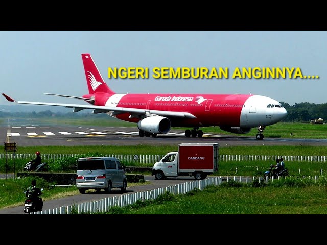 WOW NGERI!!! Pesawat Haji Garuda Indonesia Berbadan Air Asia Take Off di Pinggir Jalan Raya