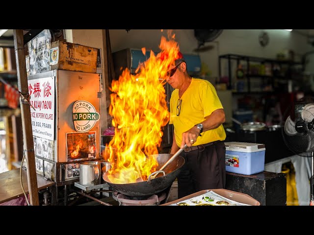 Char Kway Teow Master ! Passionate Uncle with Fire Art Wok Skills - Penang Food
