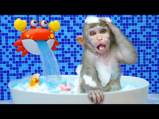 BiBi Monkey bathes with duckling in the bathtub and Play with the foam blower