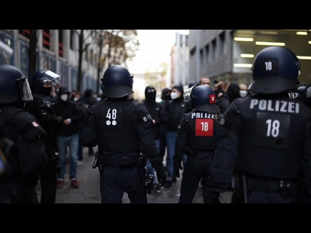 Eskalation in Frankfurt: Polizei löst „Querdenker“-Demo auf