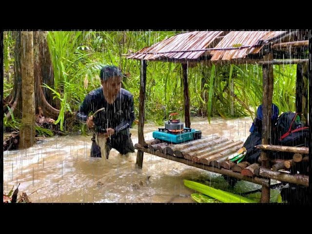 Camping Hujan Deras | Merenovasi pondok tua hampir terbawah arus akibat hujan deras