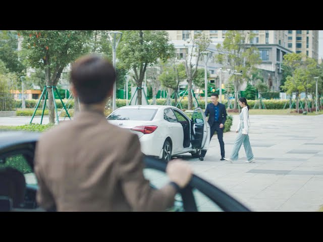 The billionaire CEO saw Cinderella getting into another man's car, and chased his wife crazily!