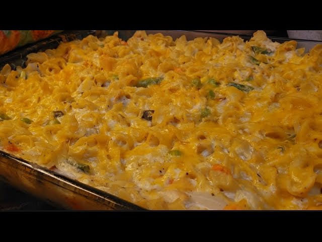 CHICKEN NOODLE CASSEROLE! YOU HAVE TO MAKE THIS!!! #familyfavorite
