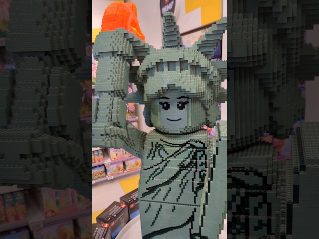 Talking LEGO Statue of Liberty in the Fifth Avenue Store #lego #bricks #nyc