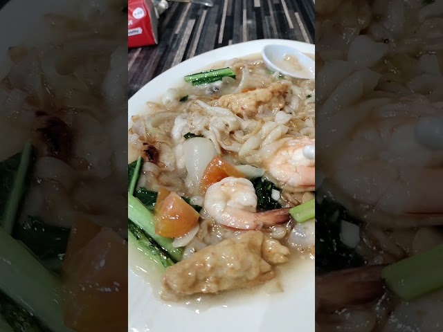 Have you eaten such delicious n saucy char kway teow before?