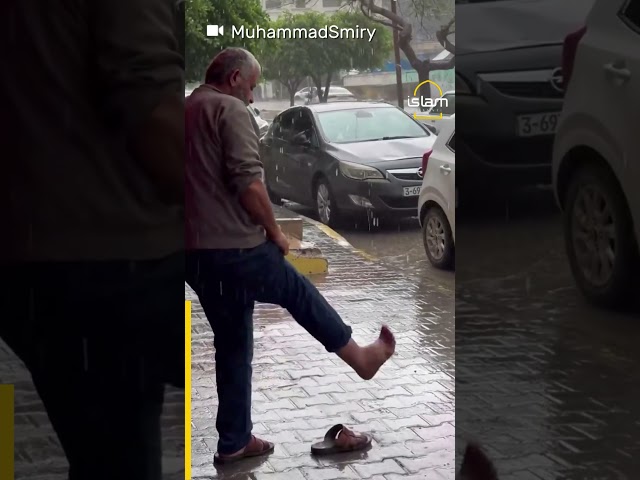 Touching moment when man performs wudu with rain water in Gaza