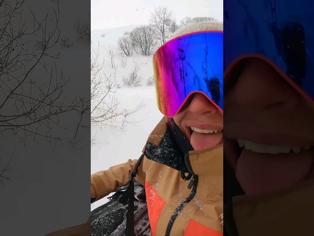 Deep pow alarm! 🚨 Switching from ski to snowboard mid-run