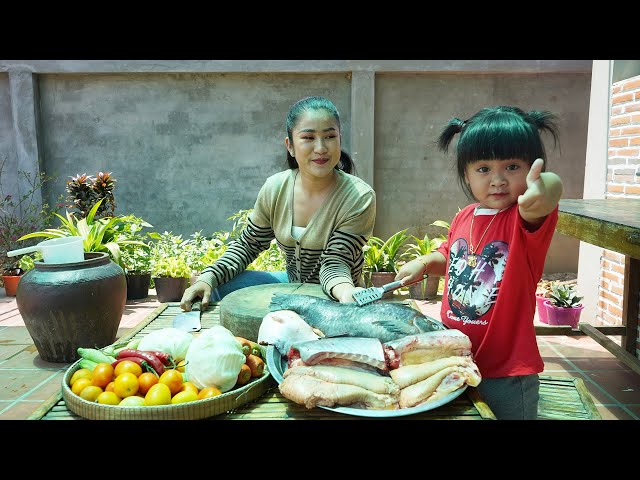 Cute chef Siv chhee help mom cook fish and fish eggs - Mother and children cooking