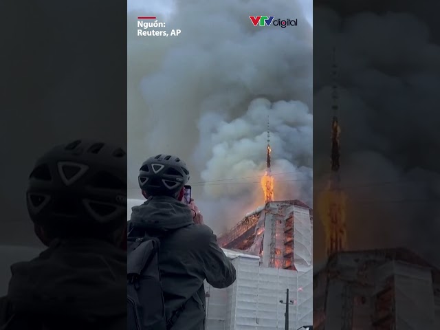Tòa nhà #Borsen biểu tượng của Copenhagen (Đan Mạch) chìm trong "biển lửa", ngọn tháp đổ sập | VTV24