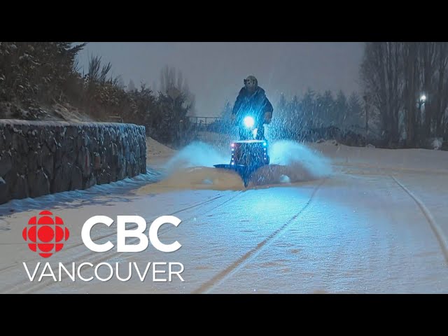 Cyclist clears way with homemade bicycle snowplow