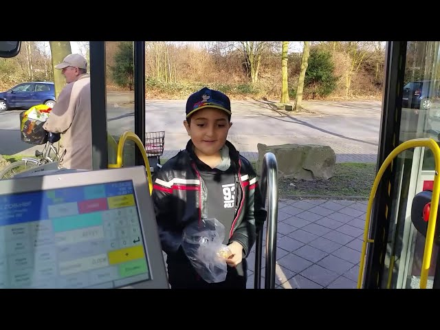Junge verarscht Busfahrer mit Haselnüsse....  .