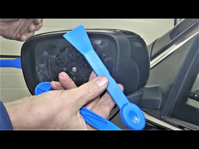 The mirrors in the car crackle and lock, dismantling and lubricating the mirror mechanism
