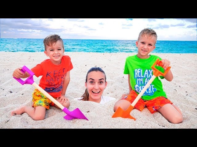 Vlad und Nikita hatten einen lustigen Tag am Strand! Spielen mit Mama und Sand