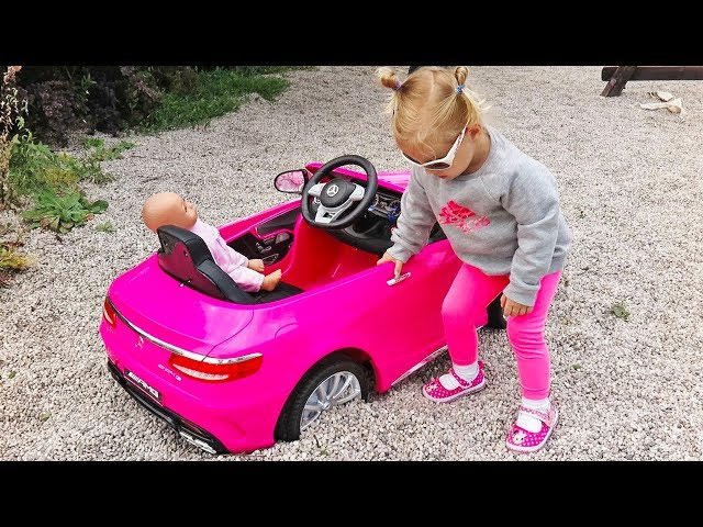 Little Girl Elis Ride On Mercedes Power Wheel - Stuck in The Gravel with Thomas Help Assistance