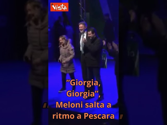 Meloni saltella sul palco di Pescara durante il comizio per Marsilio