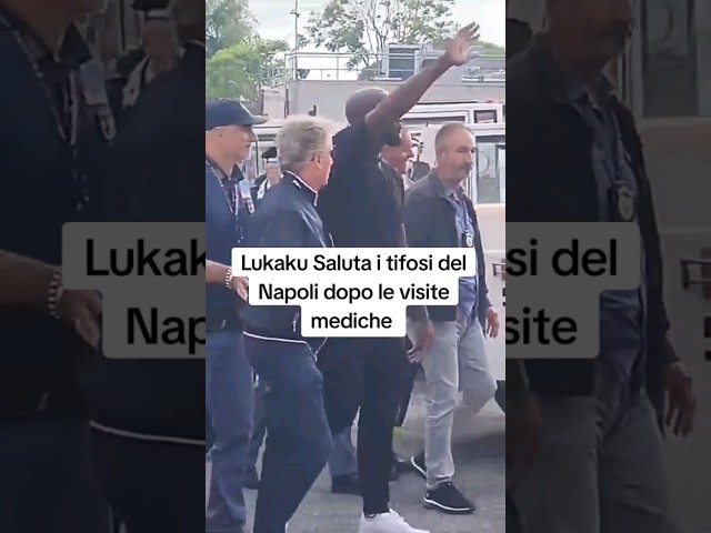 Lukaku saluta i tifosi del Napoli dopo le visite mediche 💙