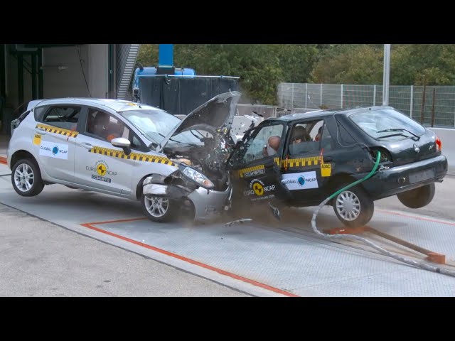 Old Car vs Modern Car during Crash Test / Evolution of Car Safety
