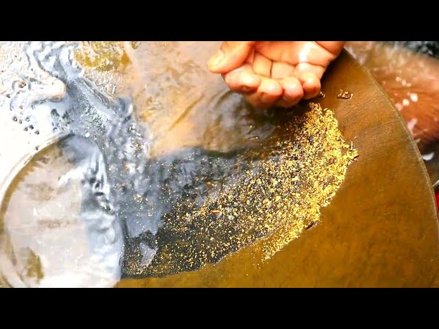 WOW,..! THIS IS THE PROCESS OF SEPARATE GOLD WITH BLACK SAND/IRON SAND || TRADITIONAL GOLD PANNER