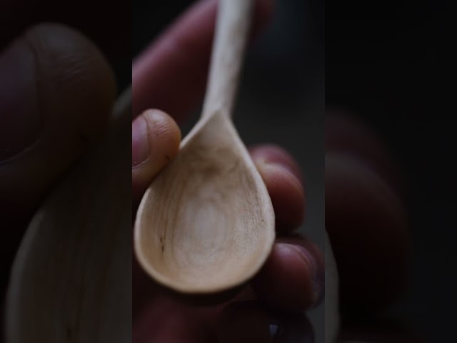 Oiling a spoon with some detailed carving 💆🏽‍♂️ #woodcarving #asmrcommunity #woodart