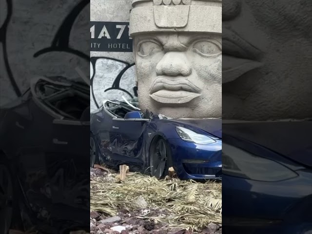 A replica 9-ton Olmec Head crushing a Tesla in CDMX 👀