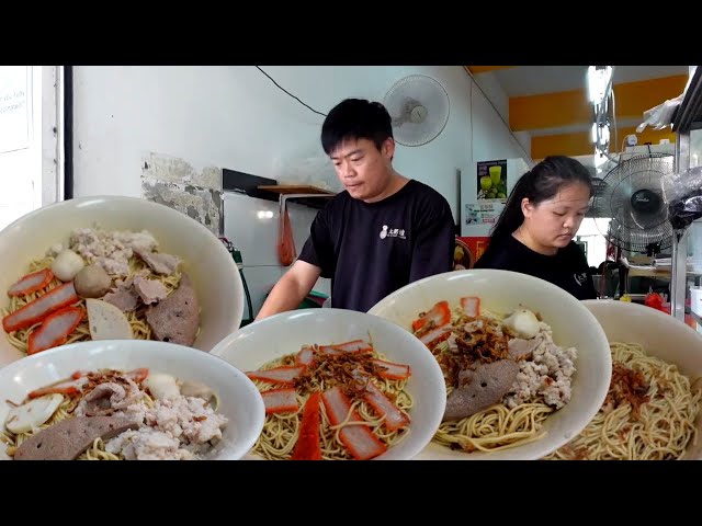 Taste Of Sarawak || Eating The Most Popular Pork's Organ Soup With Noodle In Kuching City