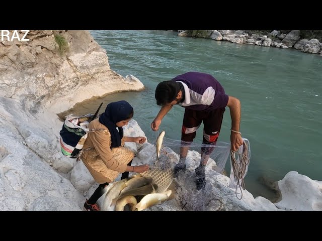 How to catch fish by a nomadic family🐟😳!? Part 1