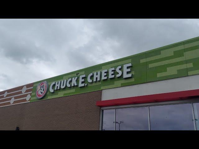 A Rather Short Chuck E. Cheese Food Review - Live From Chuck E. Cheese!!