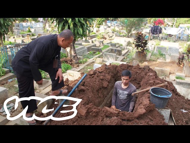 Burying the Dead in a City Running Out of Space: The Gravediggers of Bandung