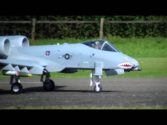 Warthog  A-10 (Warzenschwein) come home, Taxiway and Impressiv look..