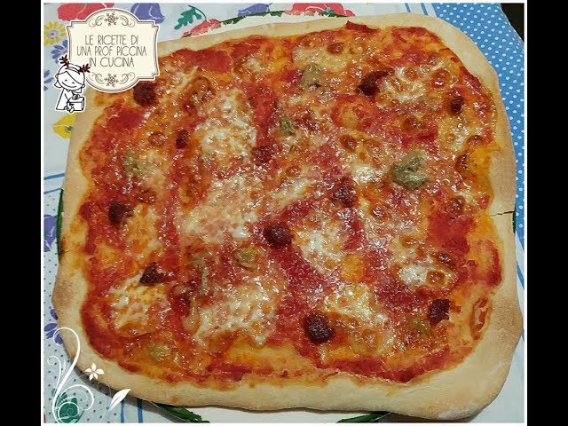 Pizza sottile e fragrante (salame piccante e gorgonzola)