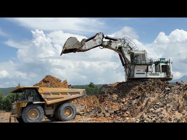 Huge Excavator Liebherr 9350 Loading Truk Cat 777d