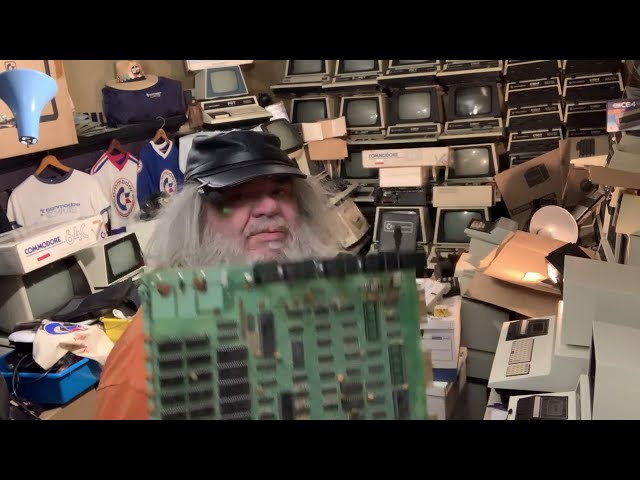 COMMODORE PET ROOM 70 - Searching For An Identical Fuse Holder - Vintage 8k CBM 2001  - Episode 2083