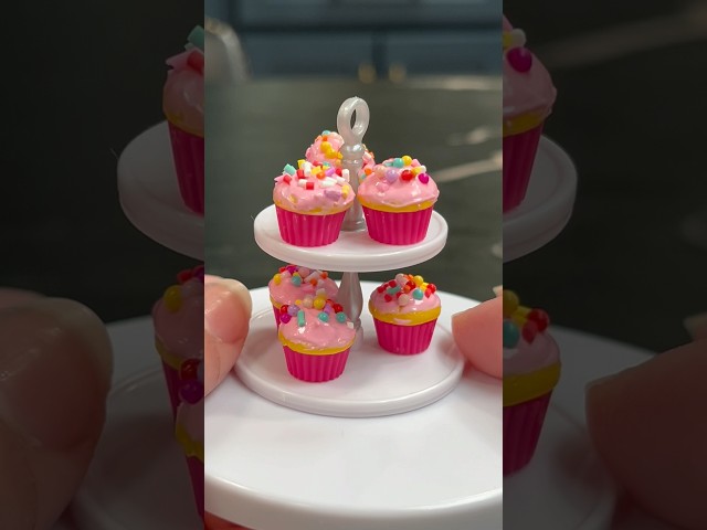 making mini cupcakes 🧁 #miniverse #miniatures #tinyfoods