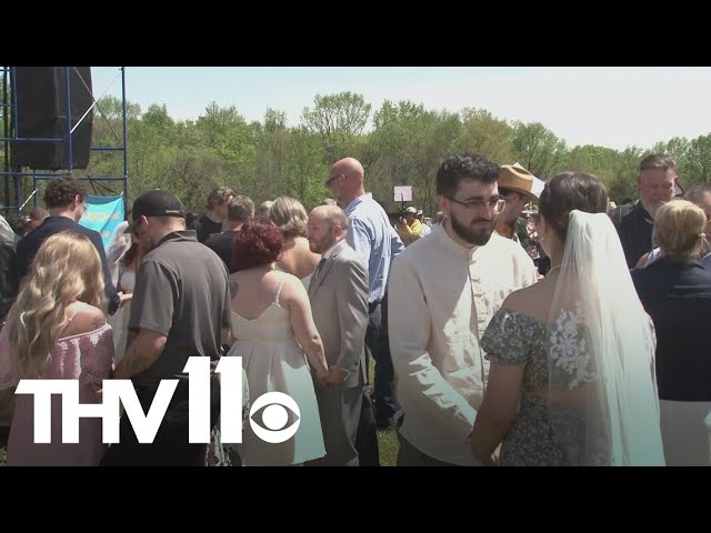 Over 100 couples get married during eclipse ceremony in Arkansas