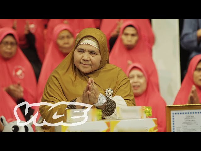 Mamah Dedeh is the Badass Muslim Preaching Mom of Indonesia