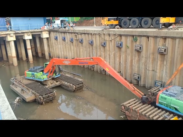 Detik-detik diangkatnya excavator Sumitomo SH 210